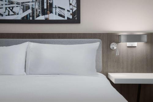 Ένα ή περισσότερα κρεβάτια σε δωμάτιο στο Hilton Garden Inn West Lafayette Wabash Landing