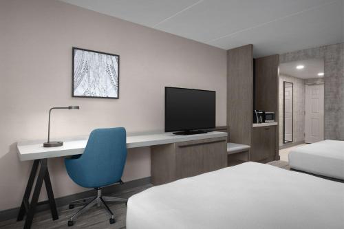 Μια τηλεόραση ή/και κέντρο ψυχαγωγίας στο Hilton Garden Inn West Lafayette Wabash Landing