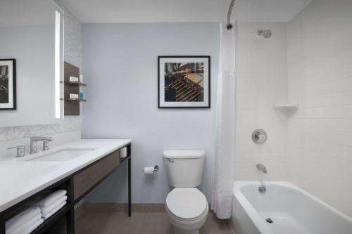 Ένα μπάνιο στο Hilton Garden Inn West Lafayette Wabash Landing