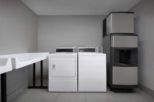 Η κουζίνα ή μικρή κουζίνα στο Hilton Garden Inn West Lafayette Wabash Landing