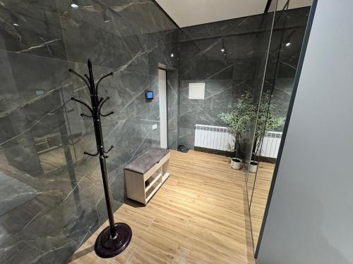 Ένα μπάνιο στο RentNow New Lux Business Apartment in the Center
