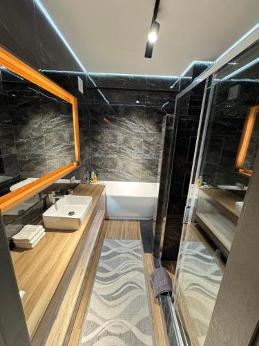 Ένα μπάνιο στο RentNow New Lux Business Apartment in the Center