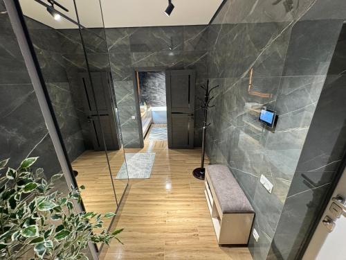 Ένα μπάνιο στο RentNow New Lux Business Apartment in the Center