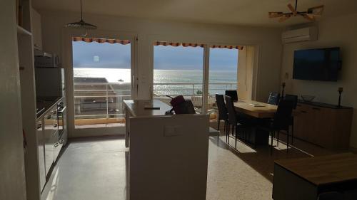 - une cuisine et une salle à manger avec vue sur l'océan dans l'établissement Appartement vue mer 80m2, à Fréjus