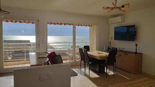 フレジュスにあるAppartement vue mer 80m2のダイニングルーム(テーブル付)が備わり、海の景色を望めます。