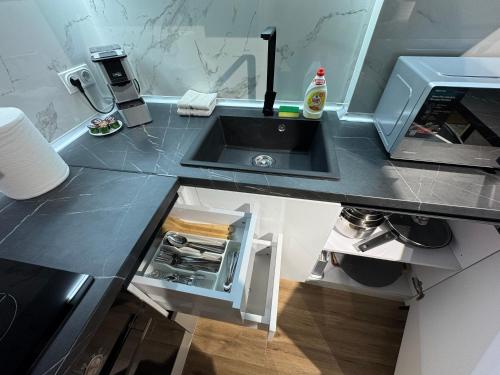 Η κουζίνα ή μικρή κουζίνα στο RentNow New Lux Business Apartment in the Center