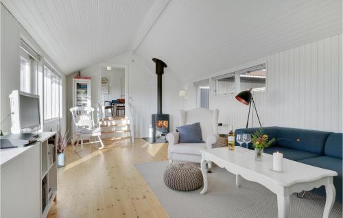 ein Wohnzimmer mit einem blauen Sofa und einem Tisch in der Unterkunft Amazing Home In Skibby in Skibby