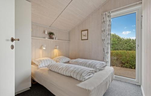 Ένα ή περισσότερα κρεβάτια σε δωμάτιο στο Nice Home In Rudkøbing With Sauna
