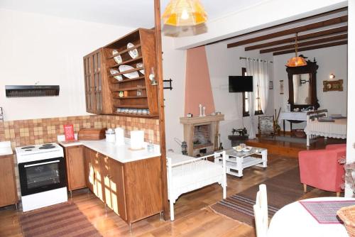 Η κουζίνα ή μικρή κουζίνα στο Cozy Rustic Studio In Neohori
