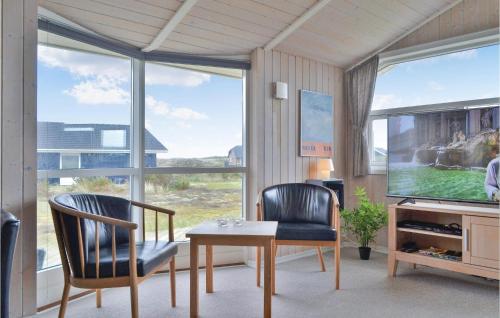 Χώρος καθιστικού στο Stunning Home In Hvide Sande With Sauna
