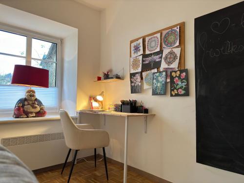 a room with a desk and a window and a chair at Urlaubsnest Millstatt Ferienwohnung perfekt für Freunde und Familie in Millstatt