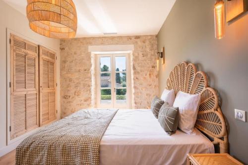 une chambre avec un grand lit et une fenêtre dans l'établissement Mas Lou Pantaï, 8 personnes, entièrement rénové, à Saint-Rémy-de-Provence