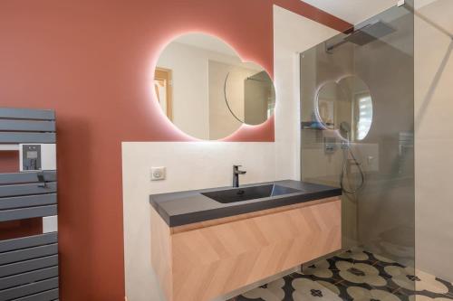 une salle de bain avec un lavabo et un miroir dans l'établissement Mas Lou Pantaï, 8 personnes, entièrement rénové, à Saint-Rémy-de-Provence