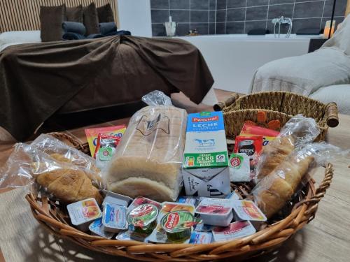 ein Korb gefüllt mit Essen und Brot auf einem Tisch in der Unterkunft Casa Maria in Pajaroncillo
