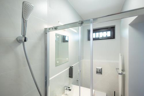 a bathroom with a shower with a glass door at RUTA 85 Hotel Restaurant in Iugani