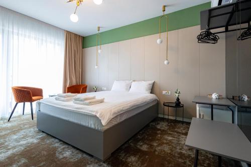 a hotel room with a bed and a desk at RUTA 85 Hotel Restaurant in Iugani