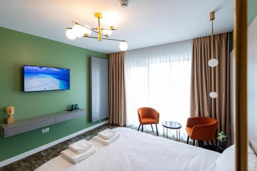 a hotel room with a bed and two chairs at RUTA 85 Hotel Restaurant in Iugani