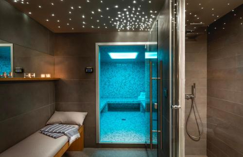 La salle de bains est pourvue d'une douche et d'une baignoire. dans l'établissement Villa Souraide, à Souraïde