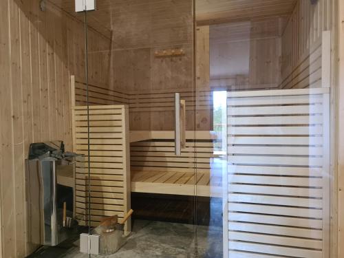 una sauna con un banco de madera en una habitación en Ecolodge La Pastoulière, en La Javie