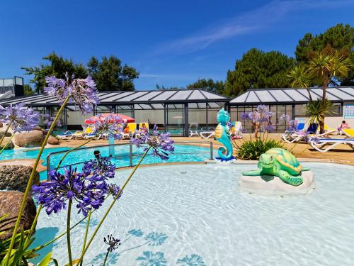 Bazén v ubytování Camping La Touesse nebo v jeho okolí