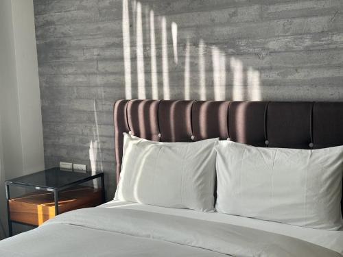 a bedroom with a bed with a brick wall at 漫漫日出海景民宿 證號2094 in Hualien City