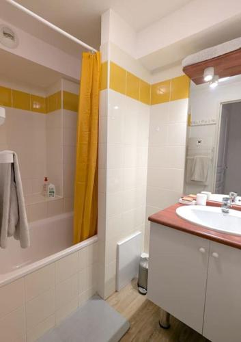 une salle de bain avec un lavabo, une baignoire et une douche dans l'établissement T2 chaleureux St Lary village, à Saint-Lary-Soulan