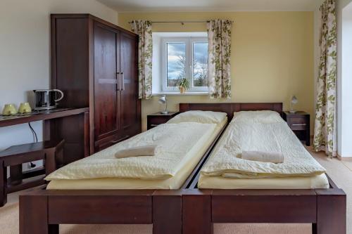 Una cama o camas en una habitación de Penzion U Výra