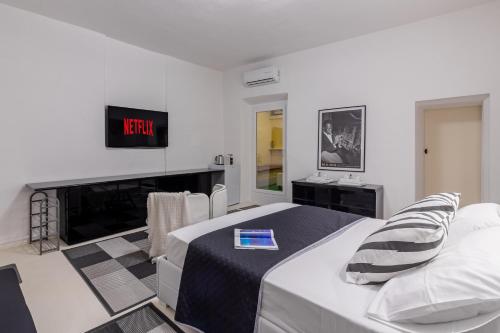 Una televisión o centro de entretenimiento en Alghero Centro Storico, Stanza con Wi-fi e Aria Condizionata