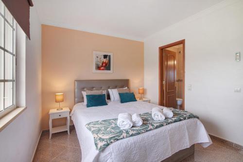 a bedroom with a bed with towels on it at Villa Martina in Albufeira