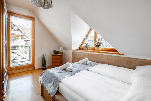 una camera con due letti bianchi e una finestra di Apartament Widokowy Górski Taras a Kościelisko