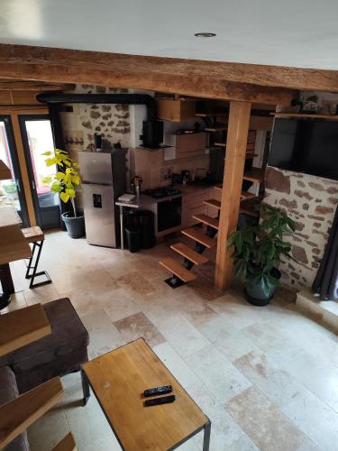 Il comprend un salon doté d'une cuisine équipée d'un four avec plaques de cuisson. dans l'établissement La Grange, à Avallon