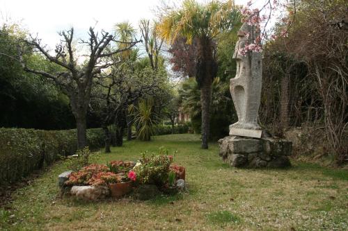Taman di luar Hotel Posada Molino del Cubo