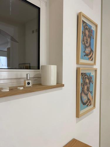 un miroir sur un mur avec une photo d'une femme dans l'établissement Le Brassens, à Sète