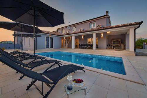 Villa Maas for 10 people near Pula with salt - water pool & pet friendly
