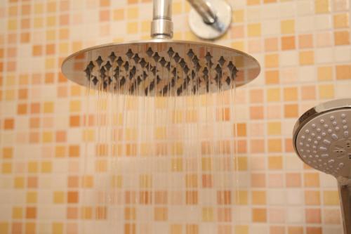 un cabezal de ducha con agua saliendo de él en Le Stanze dei Nonni, en Avellino