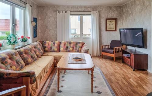 TV a/nebo společenská místnost v ubytování 2 Bedroom Lovely Apartment In Kungshamn