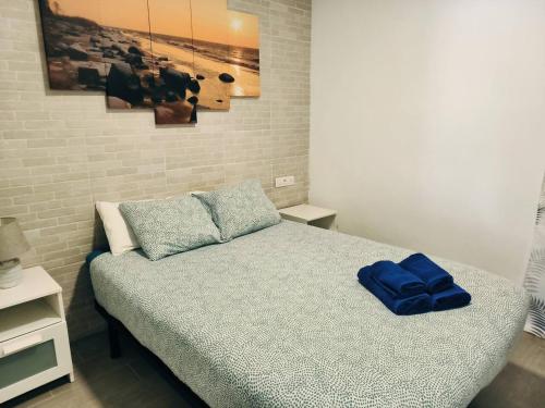 Un dormitorio con una cama con una almohada azul encima. en Puerto del Carmen, Near Beach, Fast wifi, Pool, en Puerto del Carmen