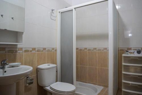 Un baño con ducha, inodoro y lavabo. en House Loma Gomera in San Sebastian, en San Sebastián de la Gomera