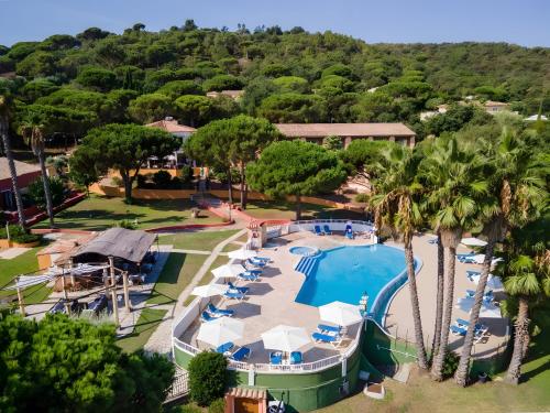 une vue aérienne d'une piscine de complexe hôtelier avec des palmiers dans l'établissement 28 Maria Levy's, à Saint-Tropez