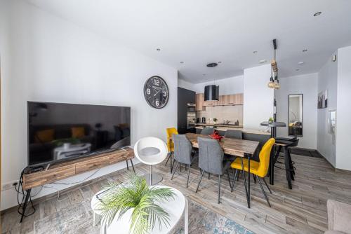 une salle à manger et un salon avec une table et des chaises dans l'établissement Appartement Disney Center 6P, à Serris