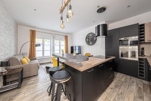 - une cuisine avec un îlot au milieu d'une pièce dans l'établissement Appartement Disney Center 6P, à Serris