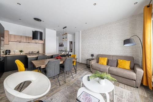 un salon avec un canapé et une table dans l'établissement Appartement Disney Center 6P, à Serris