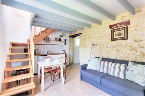 ein Wohnzimmer mit Sofa und Tisch in der Unterkunft Charmante maison proche Amboise in Pocé-sur-Cisse