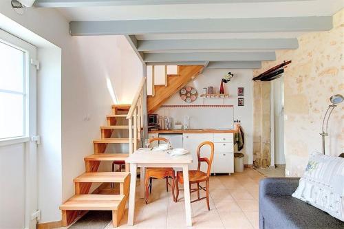 un petit appartement avec une table blanche et une cuisine dans l'établissement Charmante maison proche Amboise, à Pocé-sur-Cisse