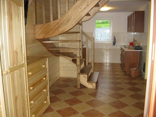 a wooden staircase in a room with a kitchen at Całoroczne Domki Zacisze Hnatowego Berda w Wetlinie in Wetlina
