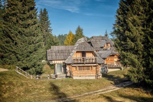 una grande casa di tronchi in mezzo a una foresta di Lodge Nadgora a Žabljak