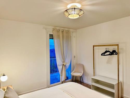 a bedroom with a bed and a window at L'Élégance de Bellevue in Divonne-les-Bains