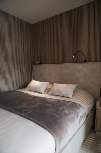 une chambre avec un grand lit avec deux oreillers dans l'établissement Core Luxembourg City Royal-Studio & Parking, à Luxembourg