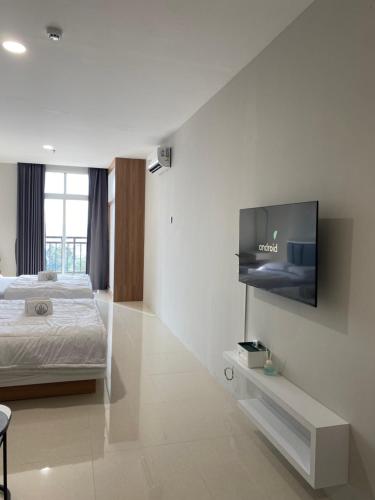 Μια τηλεόραση ή/και κέντρο ψυχαγωγίας στο Double Queen Room Formosa Residence by Skyline