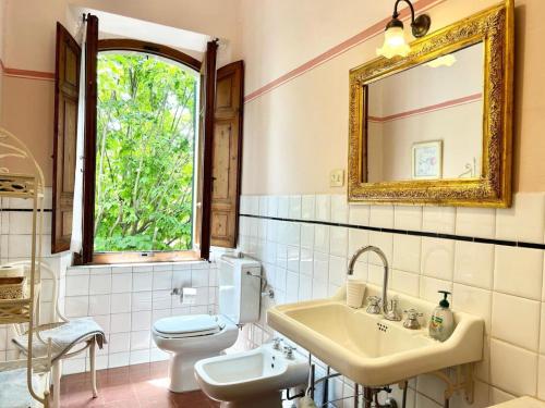 A bathroom at Villa Primula by PosarelliVillas